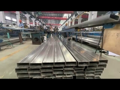 ステンレス スチール の 方形 や 丸い パイプ の 工房 で の 選別 や 梱包 プロセス